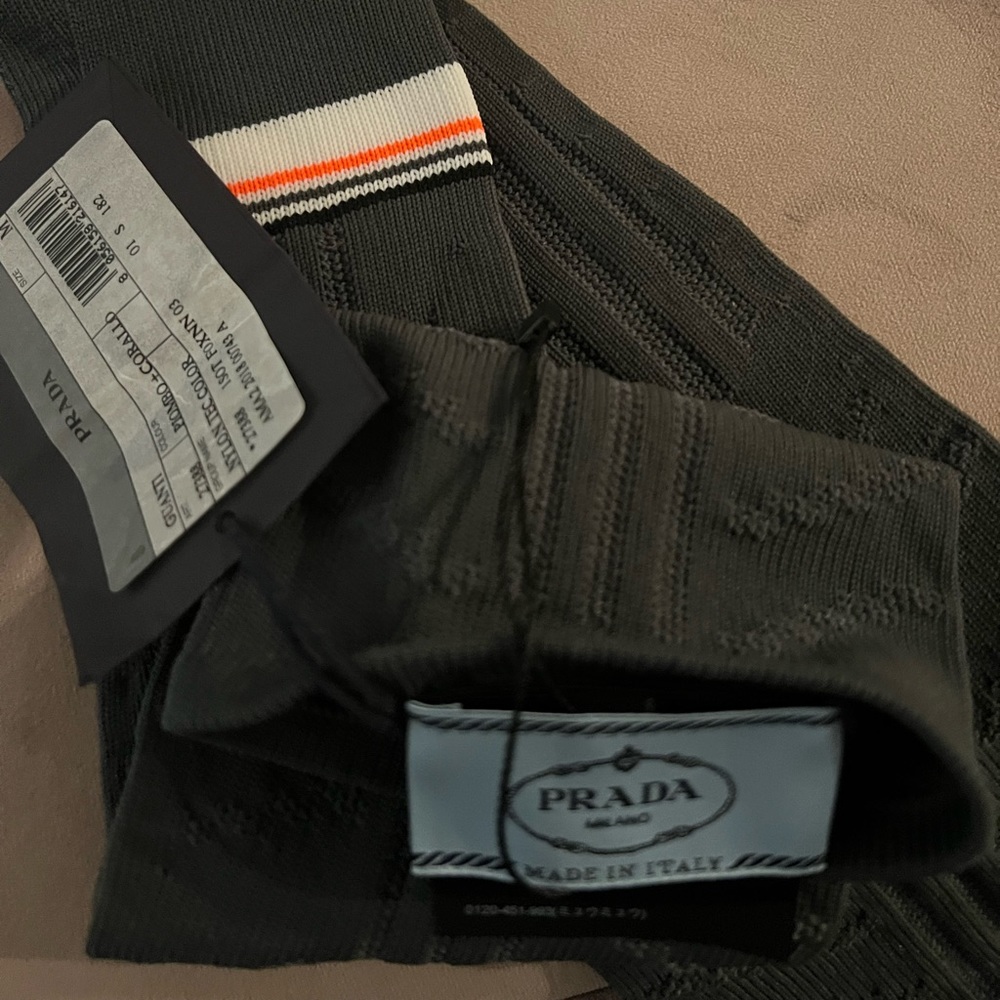 Unworn Prada gloves in medium size.